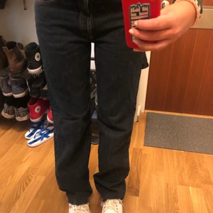 Zara jeans  - Ett par super snygga mörkblå raka jeans ifrån zara!💕