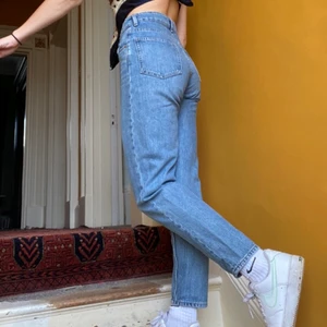 Lash jeans från weekday - Världens finaste Lash Jeans köpta från weekday. Storlek 28/28! Nytt skick och Aldrig använt då jag aldrig hittat ett bra tillfälle för det 🥲🥲.  Köpte jeansen för 700 kr och säljer för 200 + frakt (80kr)  💓💓  kan också mötas upp i kungälv eller Göteborg! 🥰🥰  (första bilden är inte min)