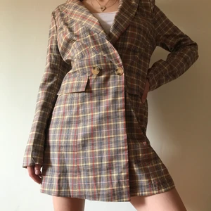 Skjortklänning - Rutig skjortklänning från Nasty Gal! Säljer pga jag tycker den är lite för stor på mig, den är en S men skulle nog passa bättre på någon som har M eller någon som gillar en lite större passform. Felfritt skick, aldrig använd! Visad på mig som är 168 cm. Bara att kontakta mig om du har några frågor ✨