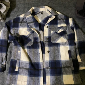 Zara Flanell jacka - Säljer min zara flanell jacka, bra skick och skön:) 