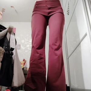 70s Bruna stretchiga byxor med flare - Små vita fläckar på framsidan (bild 3) annars bra skick💖💖💖