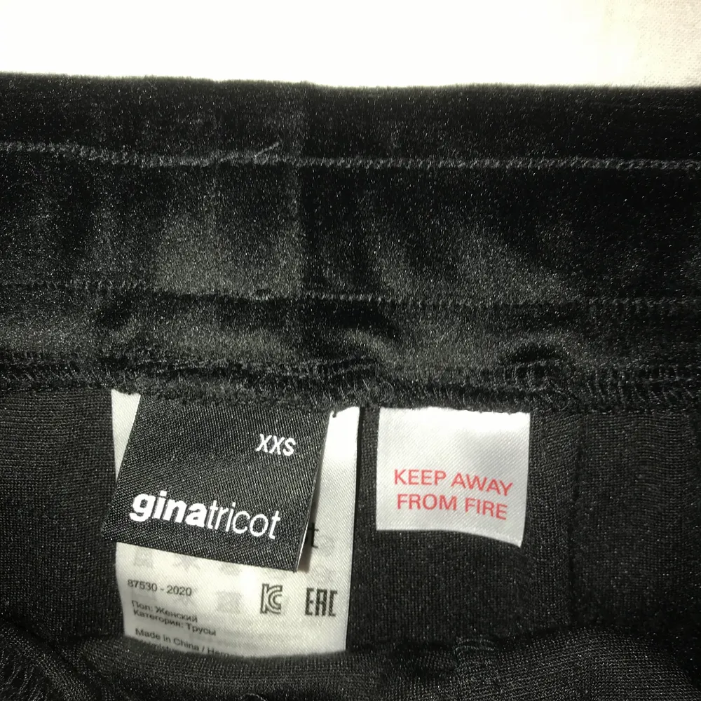 Ett par mjuka shorts från Gina aldrig använt, svarta storlek xxs passar xs oxå . Shorts.