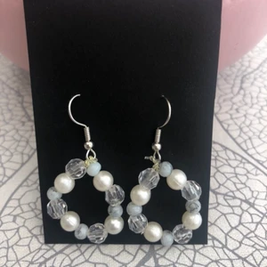 Pärlörhängen - Superfina örhängen med marmorpärlor etc. Hemgjort och har självklart aldrig använts. NICKELFRIA. Köp över 100kr av mina smycken ger gratis frakt, det finns fler smycken på hemsidan som finns länkad i instagramen glossy.shop.se men man kan såklart köpa här💖 