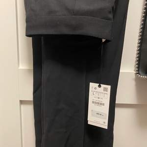 Kostymbyxor från Zara storlek L med bred passform. Etikett på. 