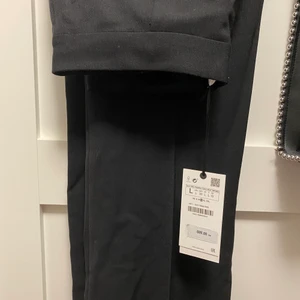 Zara pants size L - Kostymbyxor från Zara storlek L med bred passform. Etikett på. 