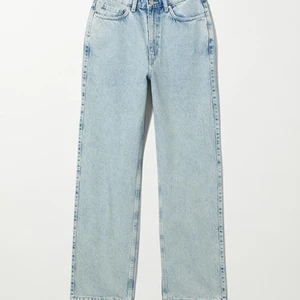 Weekday Rowe aqua Blue W28 L32 - Ett par raka jeans i Rowe-modellen från Weekday  i 100% bomull som är ett måste hos alla garderober. Aldrig använda och i mycket bra skick. Säljs då jag råkade köpa fel storlek och inte hittade kvittot. Skulle passa utmärkt ett par mer oversized jeans för mindre storlekar. Köparen står för frakten. Köptes för 500kr. Köp direkt för 200kr
