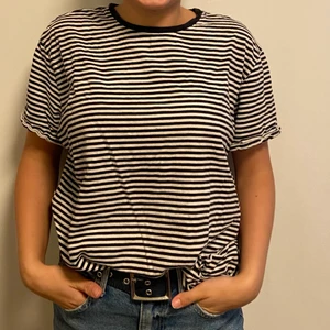 Randig t-shirt  - Bra basplagg till höstgarderoben! Knappt använd 