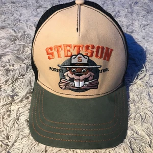 Stenson Trucker Keps - En trucker keps från Stetson, one size. Broderat Stetson Forest Patrol tryck fram, justerbart spänne bak.