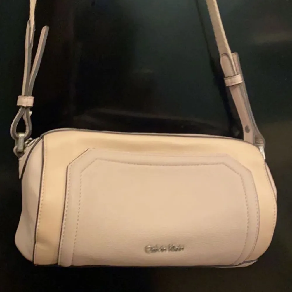Super snygg Calvin Klein väska helt ny super fin skriv för fler bilder🥰. Väskor.