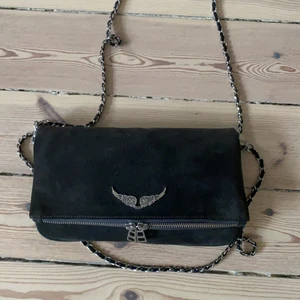 Zadig väska  - En grå Zadig väska i grå mocka, ny pris: 3200! Använd ett väldigt få tal gånger! Priser kan diskuteras! Skickas me posten! Står ej för postens slarv. Ovanlig färg vilket jag älskar