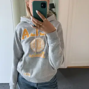 Grå hoodie med snyggt tryck från HM❣️ Storlek S