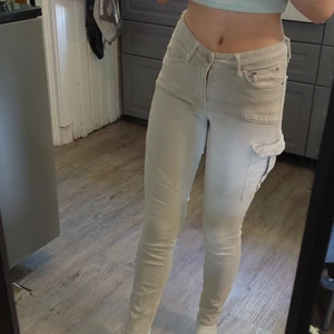 Beiga Byxor - Säljer dessa lågmigjade byxor, byxorna har ett litet hål i bakfickan annars felfria. Dom är från Gina, i storlek xs. Säljer då jag inte använder dom. Säljaren står för frakten. ❤