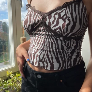 Tanktop  - Zebra tanktop i brun, älskar dennna men tyvärr kommer den inte till användning längre:(