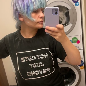 svart T-shirt med text  - Svart T-shirt med texten ”not cute just psycho” köpte den för flera år sen, ej använt den på x antal år! Står ej för postens slarv och skickar med postnord 