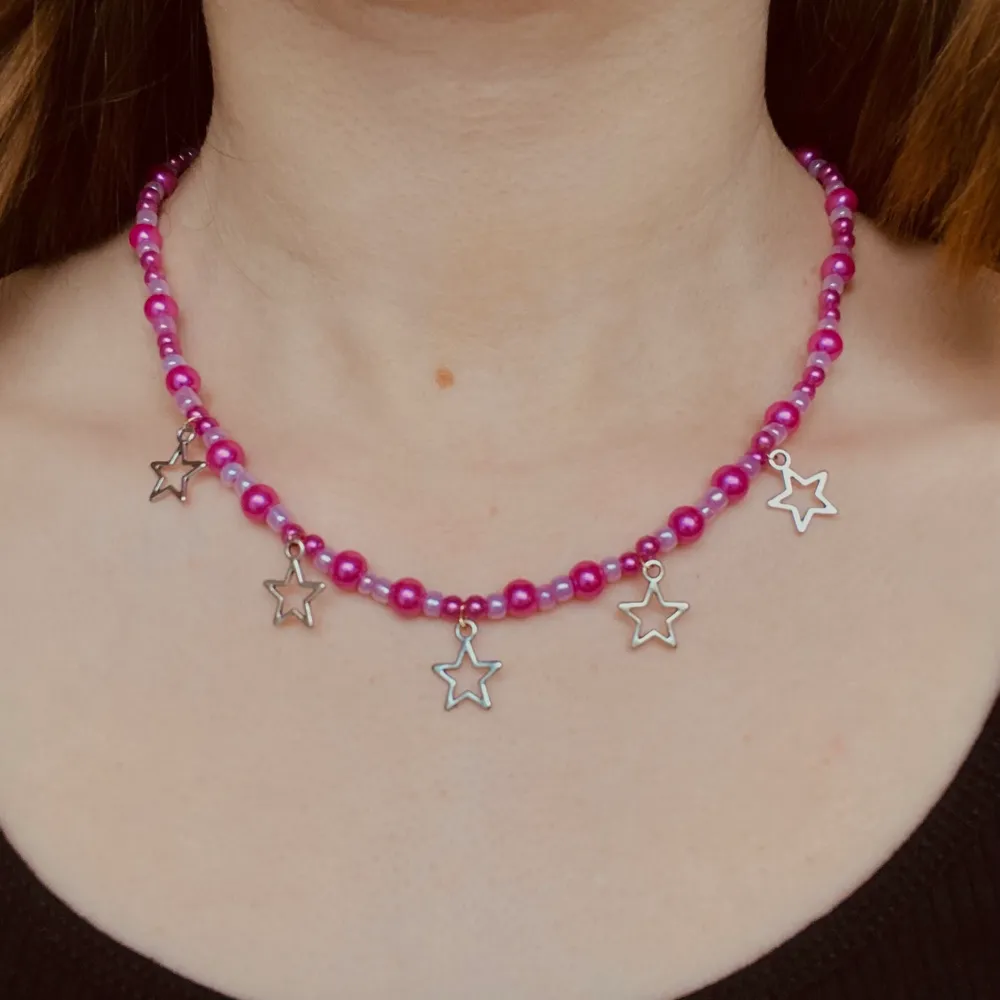 Ett rosa jättefint halsband med stjärnor som aldrig är använt. Säljer pågrund av att det inte kommer till användning. Frakten är inte inkluderad i priset💞        kolla gärna in mina andra annonser🥰. Accessoarer.