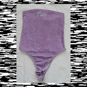 Body i sammet - Otroligt fin body i lila sammet som kom oanvänd och har inte använts av mig heller men jag tog bort lappen. Den är for kort för mig vilket är därför jag säljer den, skulle nog passa någon som är 165 eller kortare. 