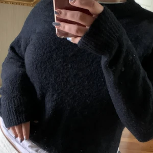 Glittrig stickad tröja ❤️ - Skönaste stickade tröjan i blått! Stickad av glittrig tråd vilket gör att den skimrar sååå fint 🥰 