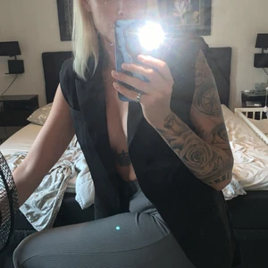 Sleeveless blazer - Nyinköpt, så inte använt den då den känns för stor över axlarna för mig (axelvadd i axlarna). 