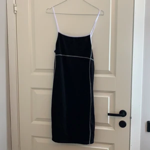 Sportig klänning  - Sportig sexig klänning från SHEIN. Aldrig använd.