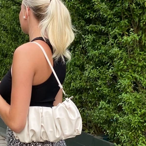 Väska - denna väska (har även en likadan i svart!!) säljer för 70+frakt, super fin och i bra skick!!