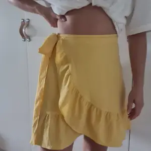 Super fint gul omlott kjol från Veromoda. Knappt använd, fint skick. Köparen står för frakt
