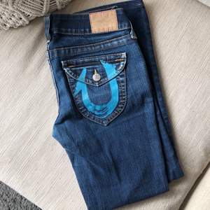 Säljer dessa tvär balla low waisted jeans från true religion. Dom är tyvärr för små för mig, därav varför jag säljer (OBS!inga bilder hur dom ser på pågrund av denna anledning) strl 29. Straight fit. 