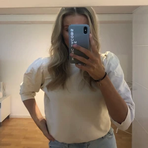 Beige sweatshirt - Jätte söt sweatshirt i offwhite/beige färg med puffärm och resor. Passar till allt, använd ett par gånger endast. M men passar även S/XS. hör av er för frågor/fler bilder!❤️‍🔥