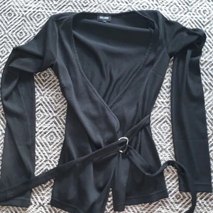 En svart tröja från bubbleroom - Tröjan är i storlek XS och har varit använd några gånget