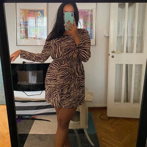 Zebra mönstrad klänning 🦓🦓 - Klänning med zebra mönster i beige och brun.🥰 Toppen skick!🦓