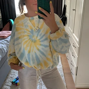 Sweatshirt  - En sweatshirt från BikBok i storlek S, men fint mönster! Man kan justera den så mycket man vill med hjälp av snöret❤️