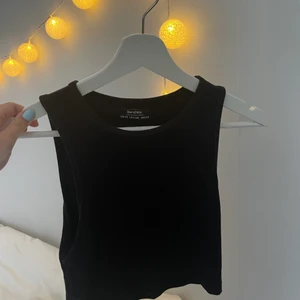 Svart linne - Svart croppat linne från bershka i storlek Xs