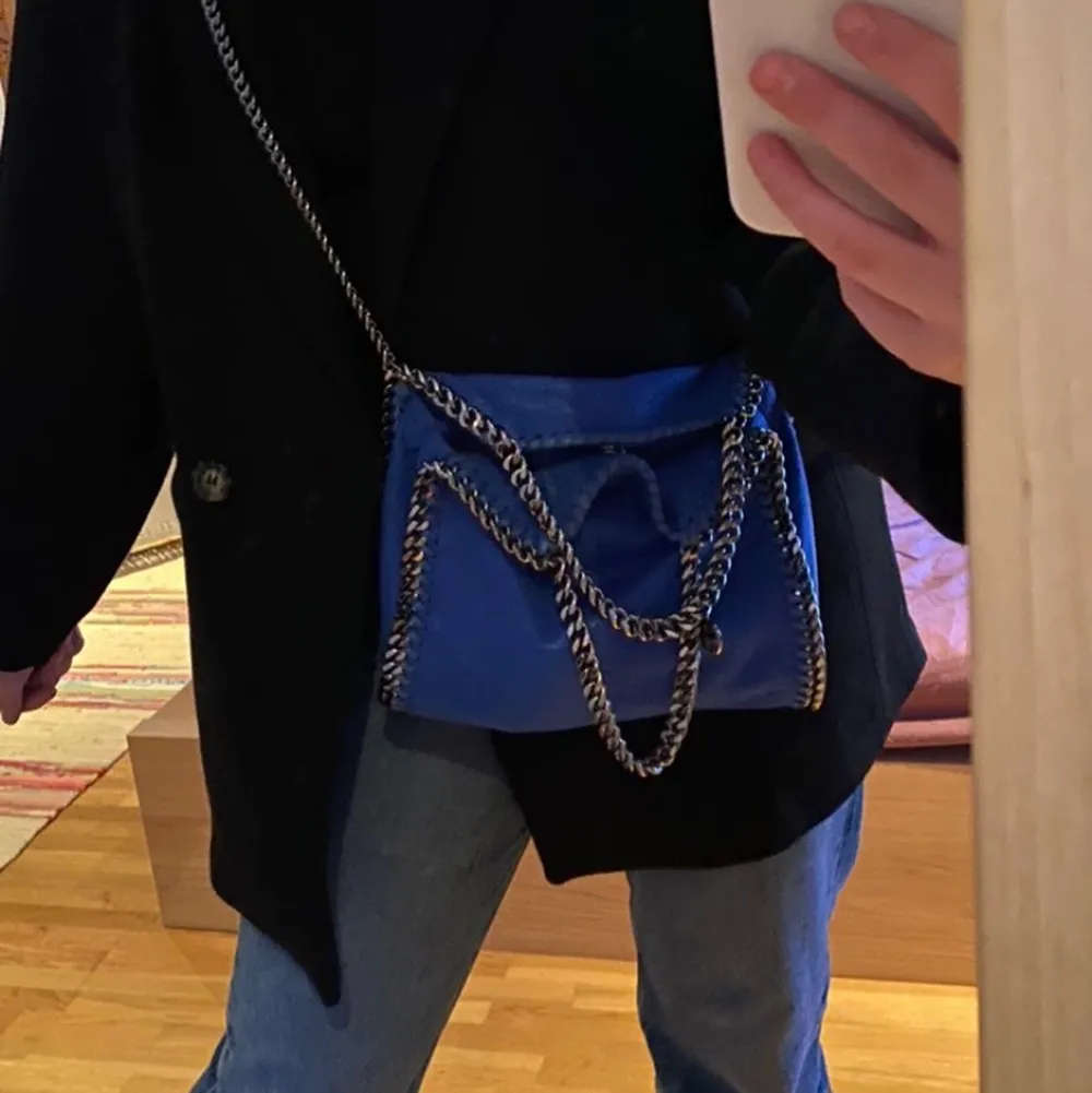 Säljer min Stella mccartney väska i en unik blå färg. Dustbag samt lappar medföljer! Väskan är i storleken mini falabella tote alltså den mellersta storleken. Hör av dig vid frågor💕💕. Väskor.