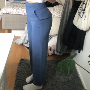  Blåa Kostymbyxor - Superfina kostymbyxor i en drömmig blå färg, aldrig använda!! säljer då de är för små för mig:(