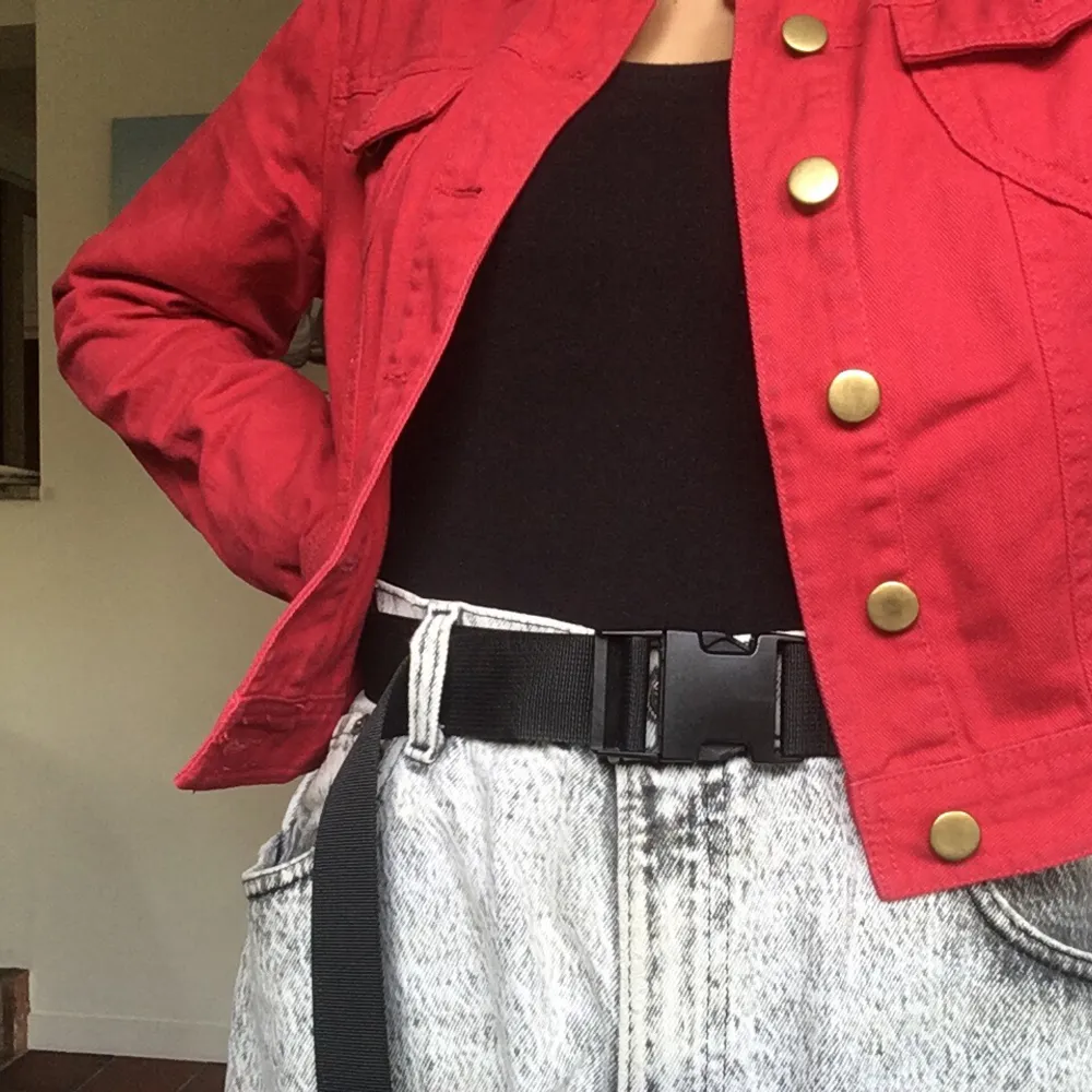 Röd kortare jeansjacka, svinsnygg till tex höga boyfriendjeans! Tunnare material, passar bra som septemberjacka! ✨ skriv om du har några frågor! Möts i Stockholm, annars tillkommer frakt ❤️🌸. Jackor.