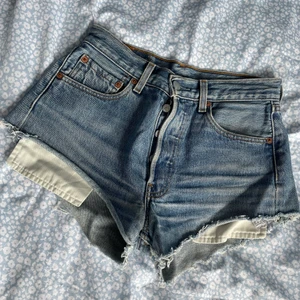 Levi’s jeansshorts w 24 - Ljusblå jeansshorts från Levi’s i storlek 24, knappt använda. 