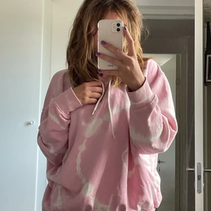 Rosa hoodie - En super snygg overzised hoodie. Den är rosa som man ser. Tröjan är i storlek S och från weekday 