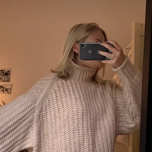 Supermysig stickad tröja - Stickad tröja från H&M, såå mysig nu till hösten. Aldrig använd så i toppskick! Storlek S men oversized så passar M/L också. Säljer för 100kr + 66kr frakt. Först till kvarn gäller, inga bud!🤪🤪 kolla gärna in min profil också, ränsat garderoben så finns massa billiga kläder ute som jag vill bli av med!!💕💕