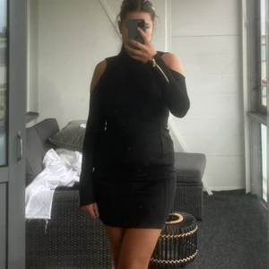 Svart klänning - Svart klänning i mochaliknade material. Endast provad, köpt utomlands så vet dessvärre inte vart den kommer ifrån. Köparen står för eventuell frakt💕