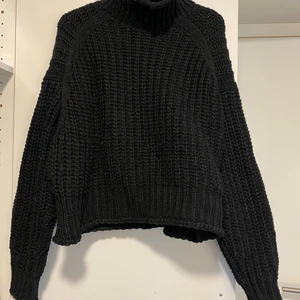 Populär stickad tröja HM storlek M - Stickad tröja från HM i storlek M, säljer även i en beige färg 