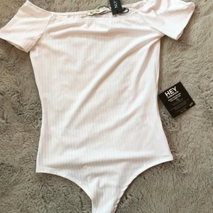 Short sleeve rib body - Jätte fin kortärmad vit ribbad body i storlek XS🤎🤎 Helt ny och aldrig använd⚡️⚡️ kostnaden blir 80kr+ 45kr frakt. 