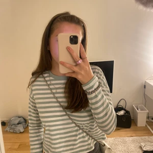 Randig tröja  - Säljer den här fina randiga tröja som jag aldrig använt endast testat på 💓 är storlek xs och skulle passa en S också 