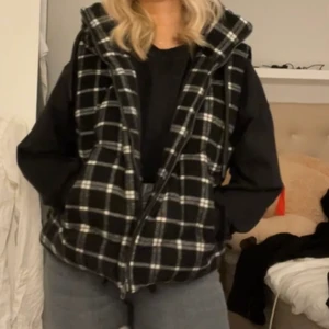 Väst ifrån zara - Perfekt nu till hösten!! Så fin och värmer jättebra!! Säljer för 230+ frakt 💓💓