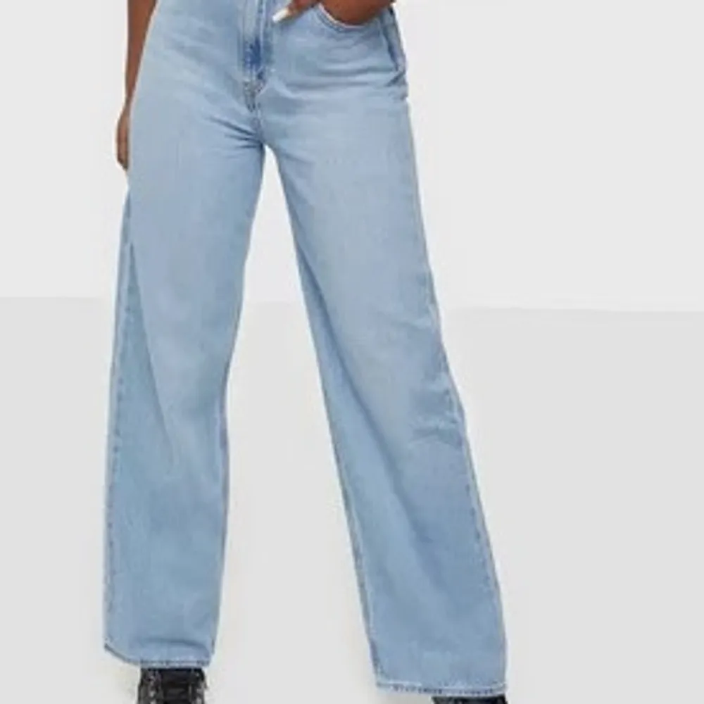 Säljer mina Levis jeans pga att dom inte kommer till andvänding och att dom är för stora för mig, andvända ungefär 3-5 gånger. Köpta för 1250kr på jeans bolaget, bud från 900kr💕. Jeans & Byxor.