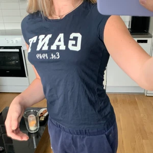 Marinblå gant T-shirt  - Äkta gant tröja, nyskick!