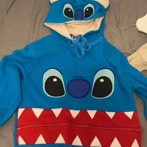 Stitch hoodie - En Disney hoodie jag hade för några år sedan så finns nån liten fläck , märkligt nog i bra skick med tanken på att den är rätt använd 🤩