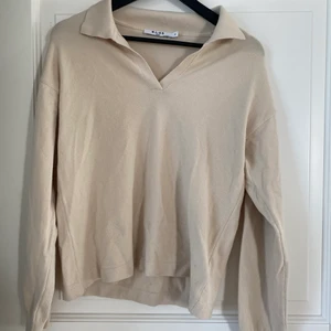 Tröja - Tröja från NA-KD. Andvänd ett fåtal gånger, men är i fint skick. Fråga för fler bilder. Köparen står för frakt!🥰💥