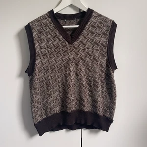 Väst - En cool och unik väst, köpt här på Plick✨ säljer pga den inte är min stil längre. Västen har ett unikt brunt och beiget mönster. Vet tyvärr inte vad det är för märke då förra ägaren klippte bort lappen:/ Skriv till mig om du har frågor, köparen står för frakt💕