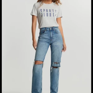 90s highwaisted jeans - Säljer dessa jeans i storlek 34 för att dom är för små, skit fint skick. Dessa jeans är även svåra att få tag på just nu.