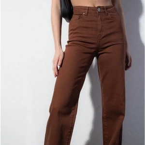 Vida bruna högmidjade jeans i storlek S - Vida jeans som är högmidjade och bruna. Använda 1-2 gånger men är i nyskick. Storlek 36-L30. På hemsidan står det att de passar bäst för dig som är 155cm-164 men dom sitter perfekt på mig och jag är 167.  Jag skickar gärna fler bilder. Pris går att diskutera. Nypris 549kr