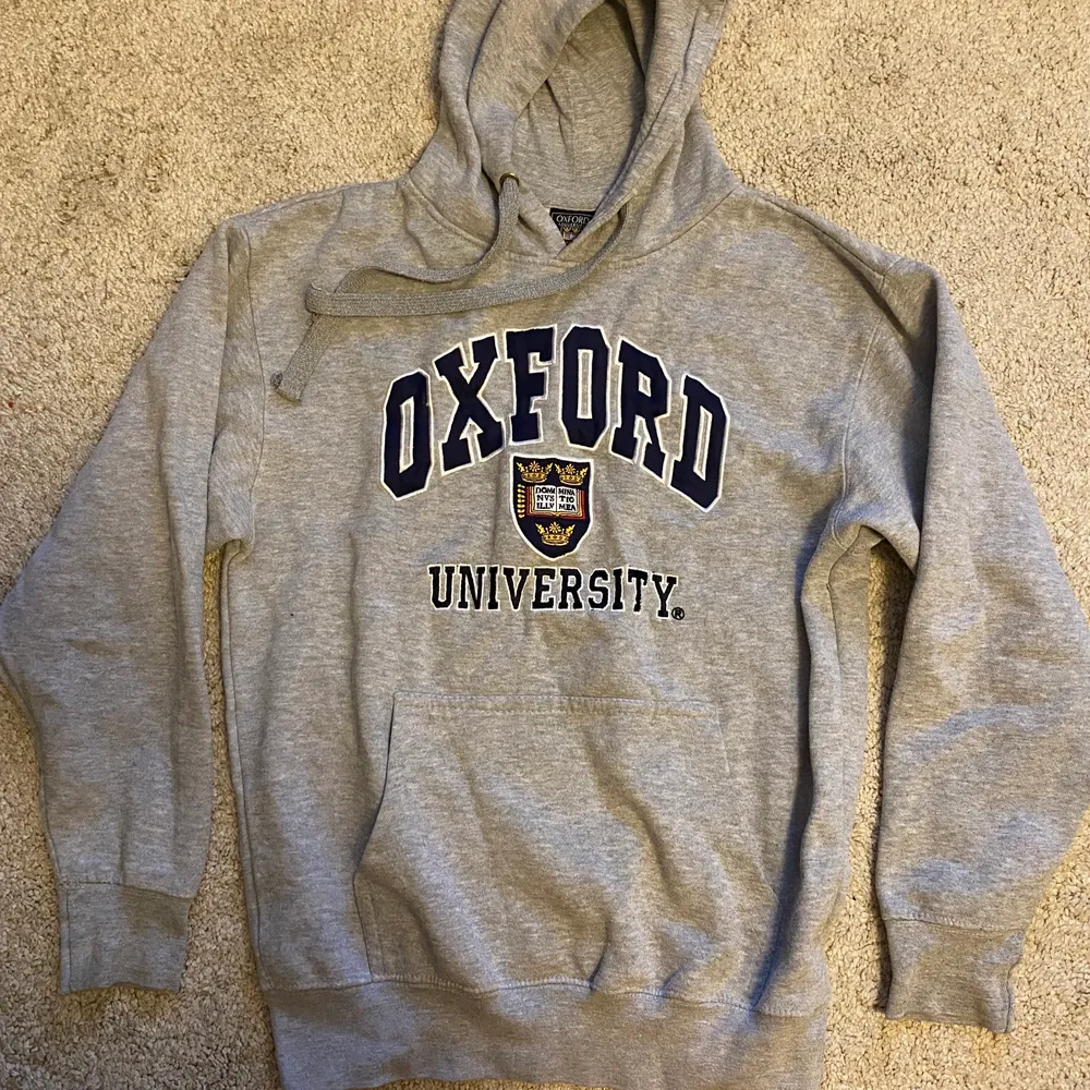 Äkta Oxford university hoodie från London!😍 Använd men i bra skick💃🏽. Tröjor & Koftor.
